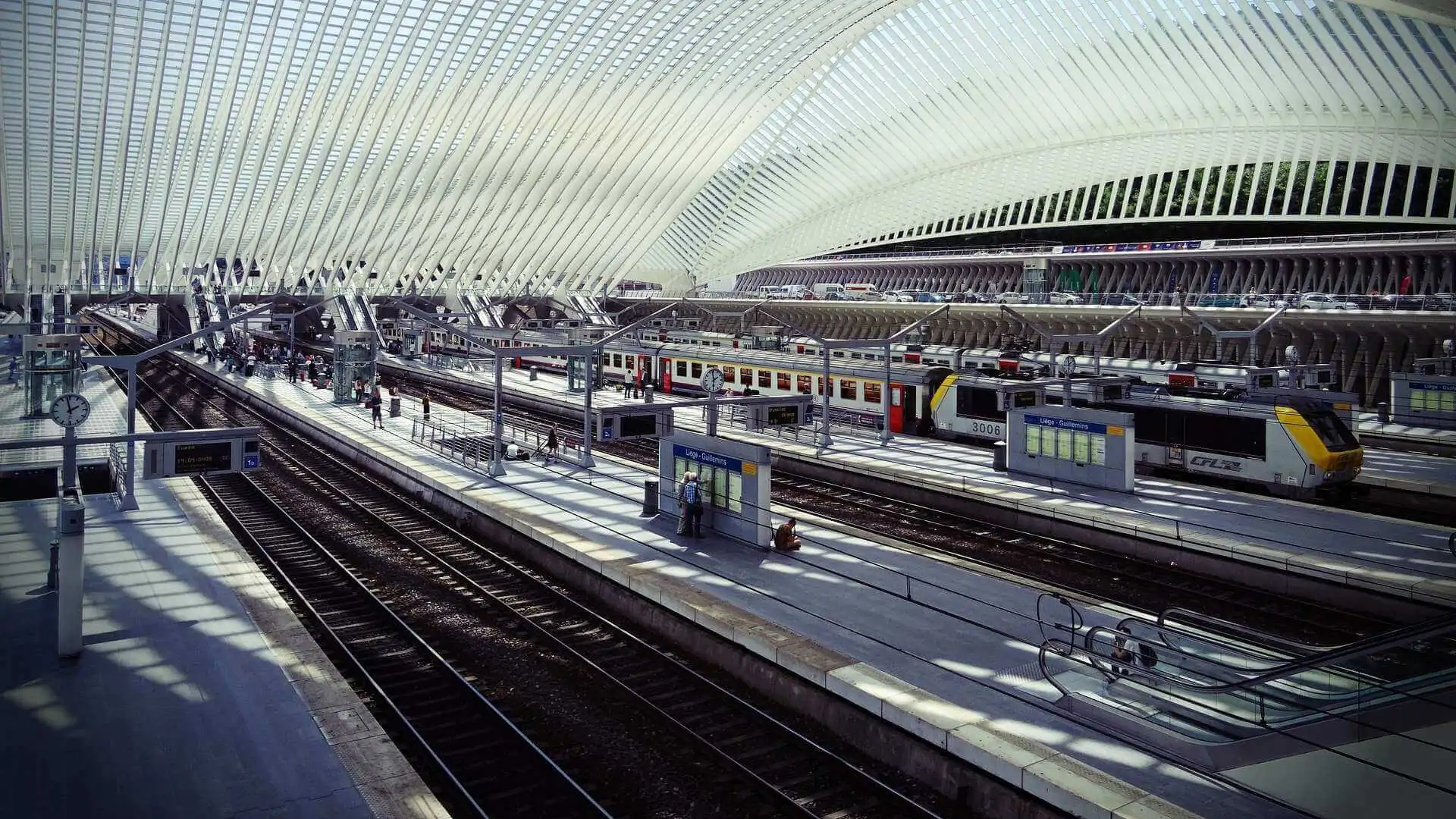 Auto huren met chauffeur voor de transfer van en naar een treinstation